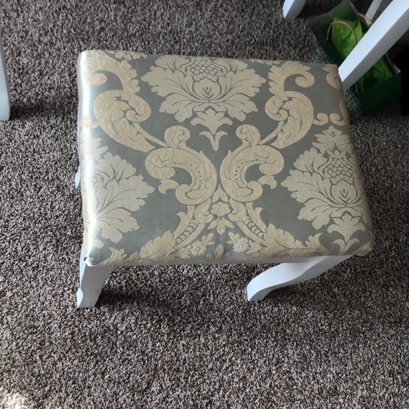 Vanity set with chair - Picture 2 of 4